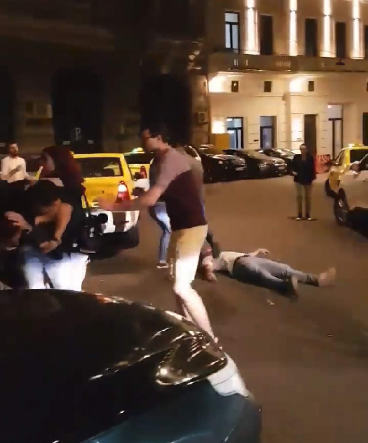 VIDEO / Bătaie ca-n filme în Centrul Vechi din Capitală! Doi bărbaţi, lăsaţi inconştienţi în urma loviturilor