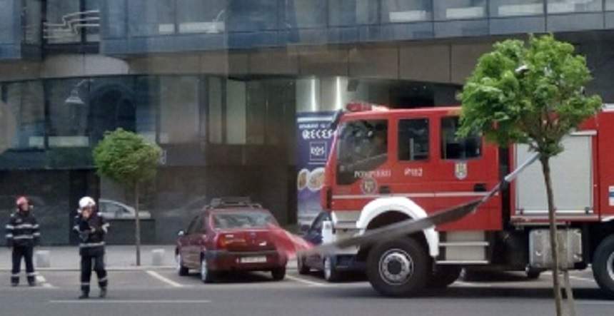 Momente de panică în Capitală! Stâlpi de iluminat, la un pas să se prăbușească peste automobile