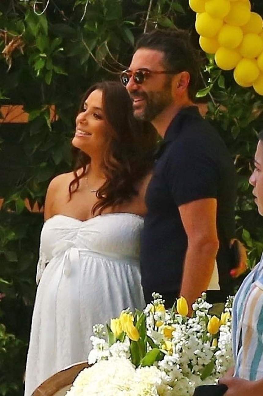 FOTO / Eva Longoria și-a etalat burtica la petrecerea „Baby Shower”. A purtat o rochie albă, care a atras privirile tuturor