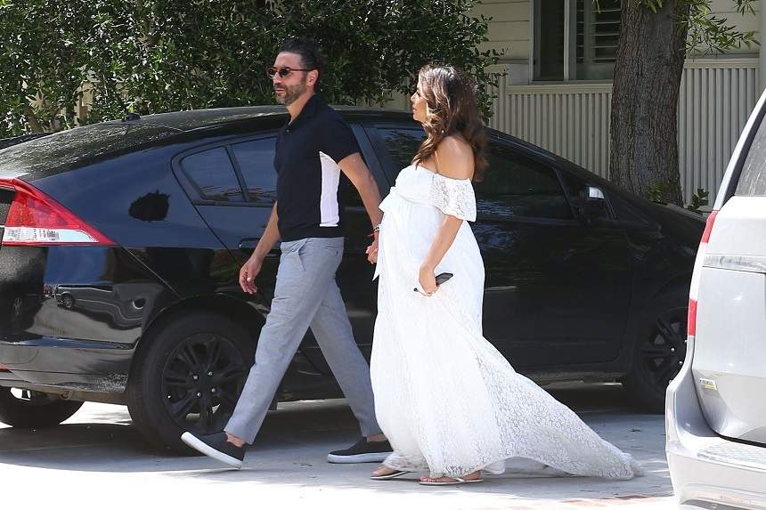 FOTO / Eva Longoria și-a etalat burtica la petrecerea „Baby Shower”. A purtat o rochie albă, care a atras privirile tuturor