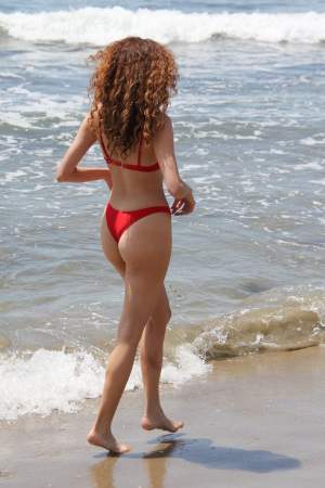 FOTO / A făcut furori la plajă cu un costum de baie roșu ca focul! Actrița a atras toate privile cu posteriorul ei bombat 