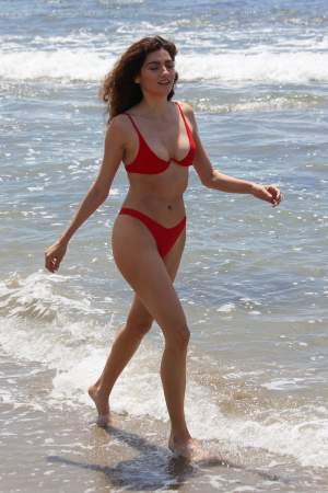 FOTO / A făcut furori la plajă cu un costum de baie roșu ca focul! Actrița a atras toate privile cu posteriorul ei bombat 