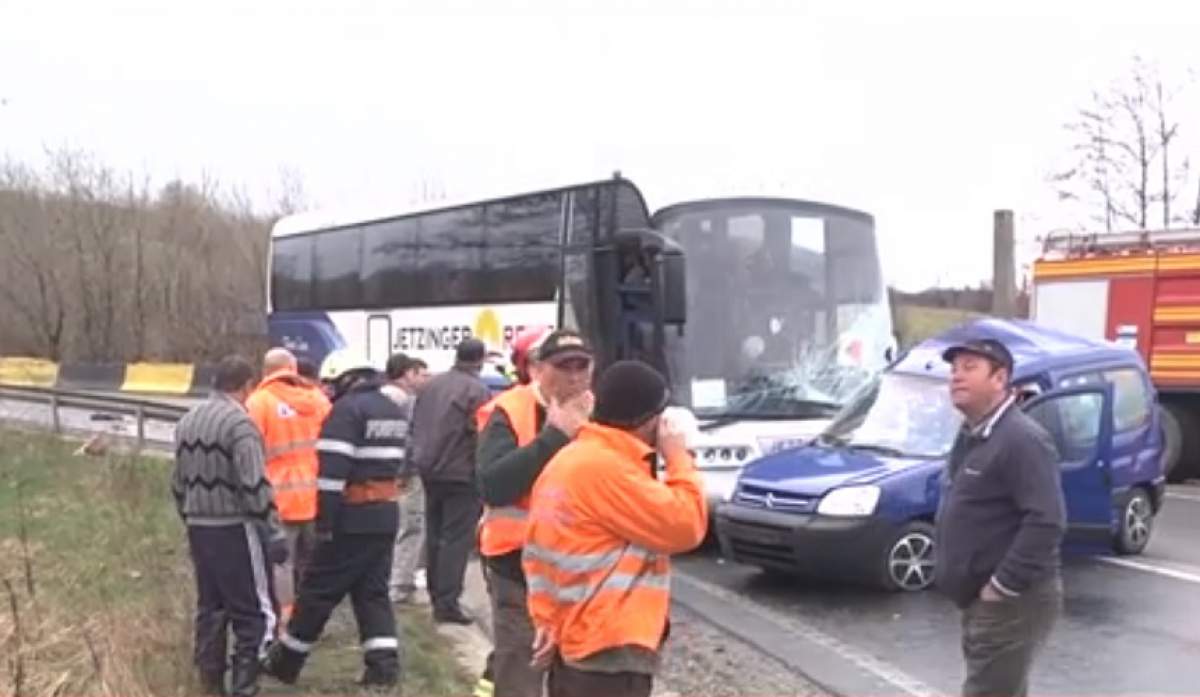 Accident grav pe DN2B! Un autocar cu 51 de persoane şi un autoturism s-au ciocnit