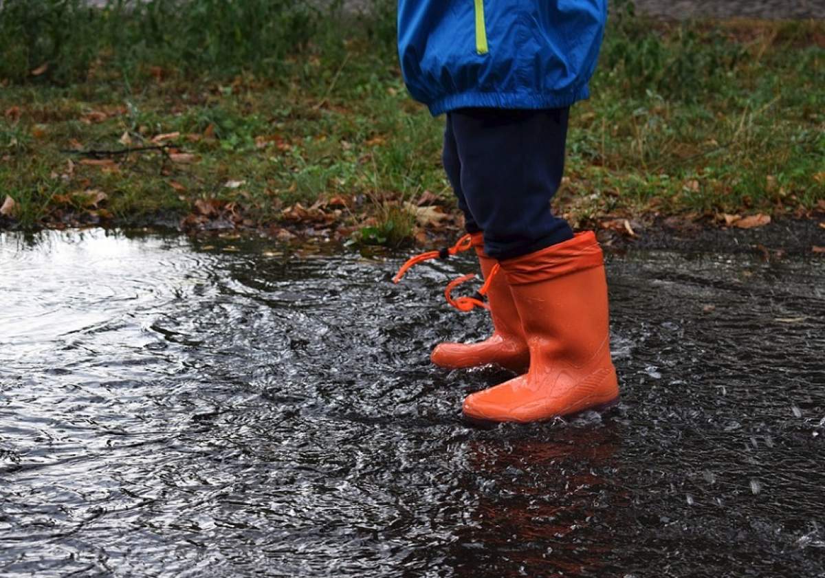 Furtună în mai multe zone din ţară! Meteorologii anunţă ploi însoţite de descărcări electrice şi grindină