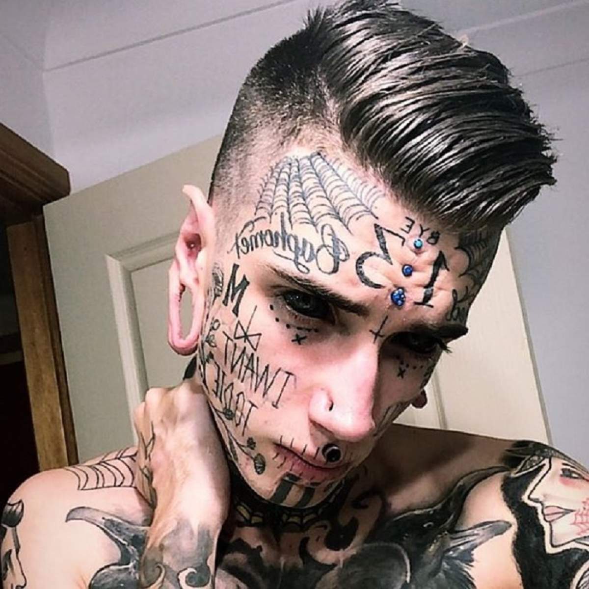FOTO / Ţi-e frică să-l priveşti! Și-a modificat tot corpul, după ce s-a operat de peste 40 de ori
