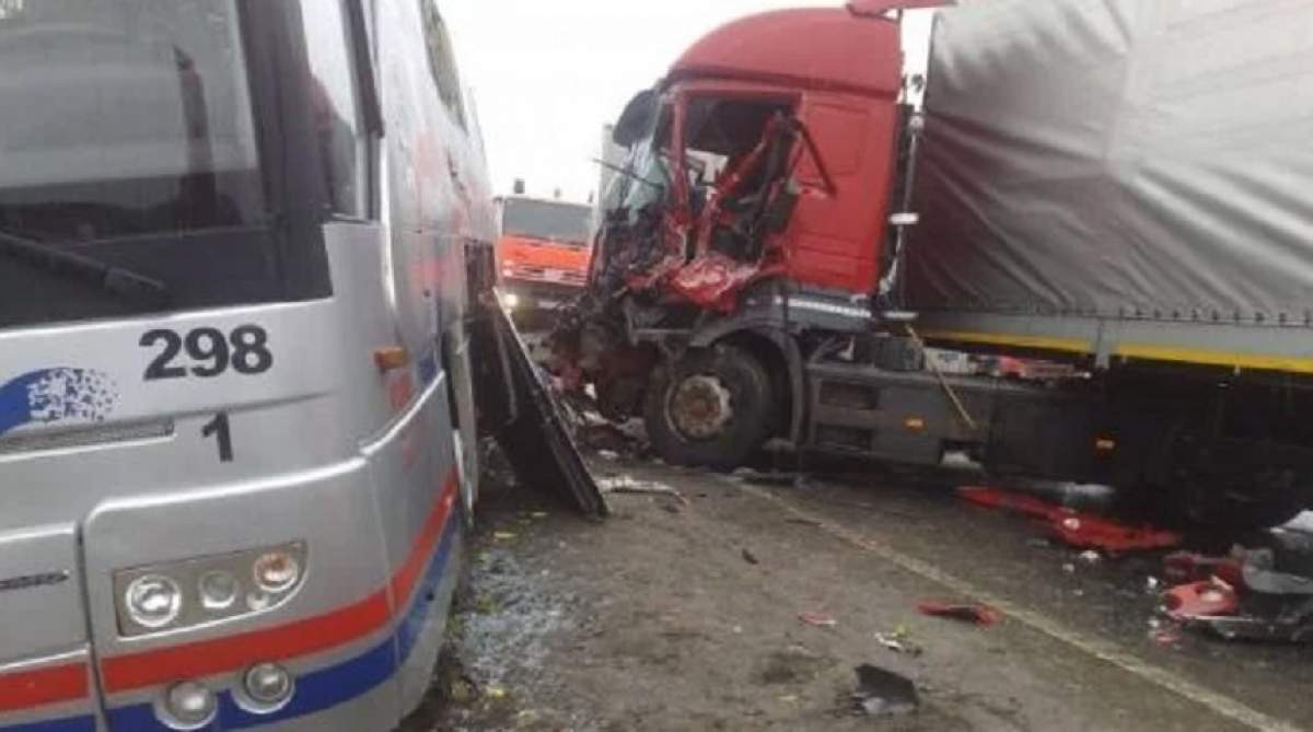 Accident grav în judeţul Prahova! 7 oameni au ajuns la spital după ce un TIR a lovit un autobuz