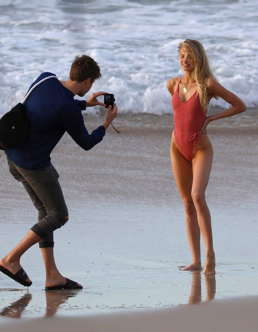 FOTO / Un model celebru a făcut furori la plajă! Costumul de baie a lăsat la vedere prea mult