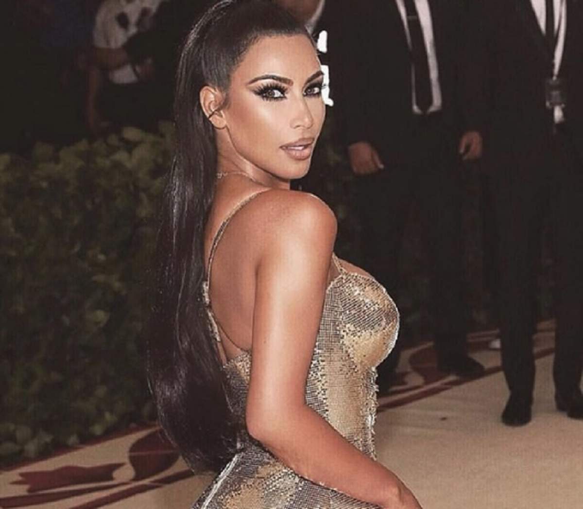 FOTO / Kim Kardashian, pe cale să-și expună „gogoșica”! Vedeta și-a etalat formele într-o rochie cu o crăpătură amețitoare