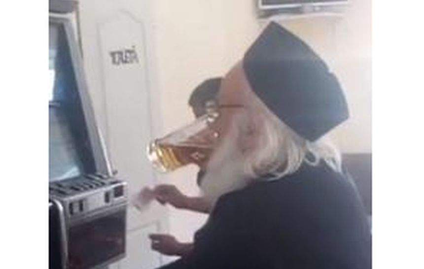 Preot din Botoşani, cu berea lângă el, la păcănele. "Crucii mamii lui de aparat"
