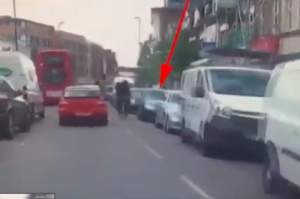 Imagini şocante în trafic! Un biciclist înarmat cu un cuţit uriaş, atacă un şofer