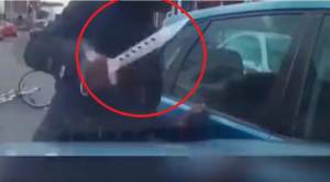 Imagini şocante în trafic! Un biciclist înarmat cu un cuţit uriaş, atacă un şofer