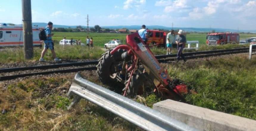 FOTO / Tractor spulberat de tren în Brașov. Un bărbat a murit pe loc