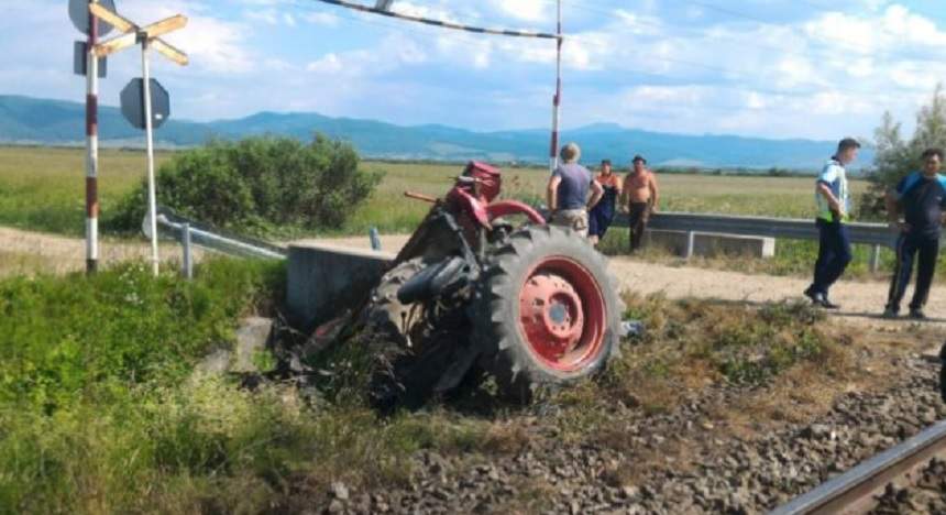 FOTO / Tractor spulberat de tren în Brașov. Un bărbat a murit pe loc