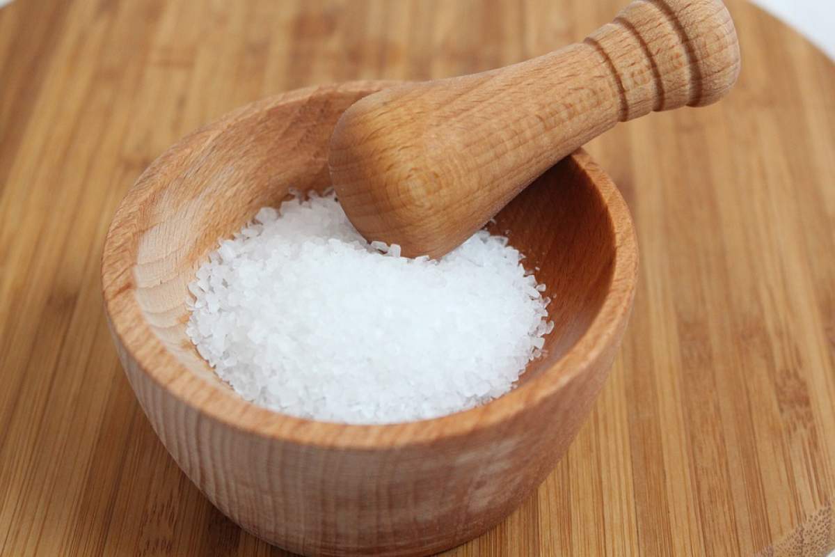 5 semne că mănânci prea multă sare. Atenție! Te expui la boli serioase