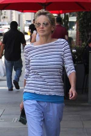 FOTO / Sharon Stone, surprinsă pe stradă nemachiată și îmbrăcată neglijent. Cum arată actrița la 60 de ani