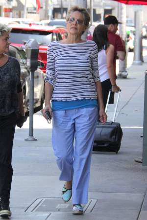 FOTO / Sharon Stone, surprinsă pe stradă nemachiată și îmbrăcată neglijent. Cum arată actrița la 60 de ani