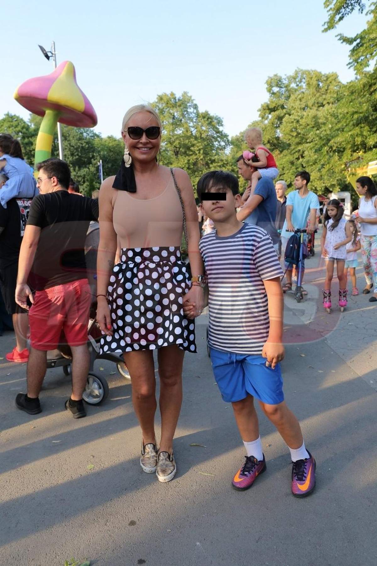 FOTO / Vica Blochina și fiul său, de mână la un eveniment monden. Fiul lui Victor Pițurcă nu o scapă din ochi pe mama sa