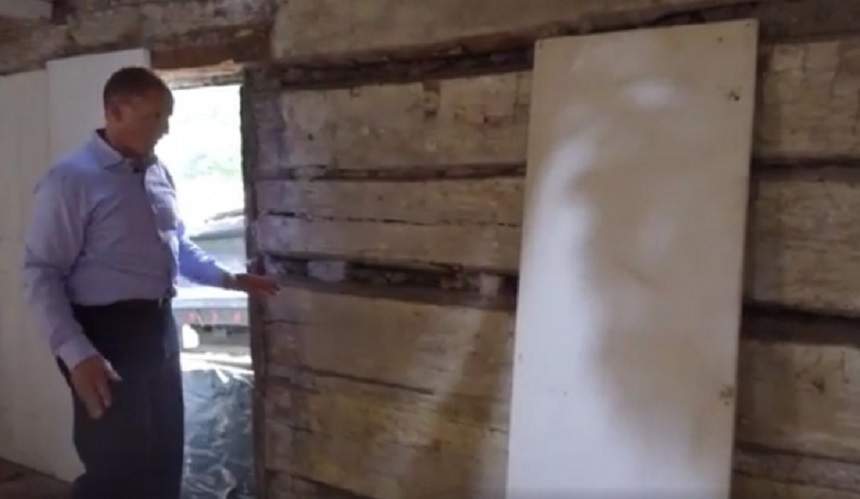 VIDEO / Au cumpărat o casă și se pregăteau să o dărâme. Când au văzut ce se afla în spatele pereților, au rămas muți!