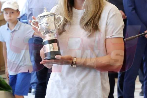 Simona Halep s-a întors în România, după victoria de la Roland Garros: „Acest trofeu este și al meu și al României”