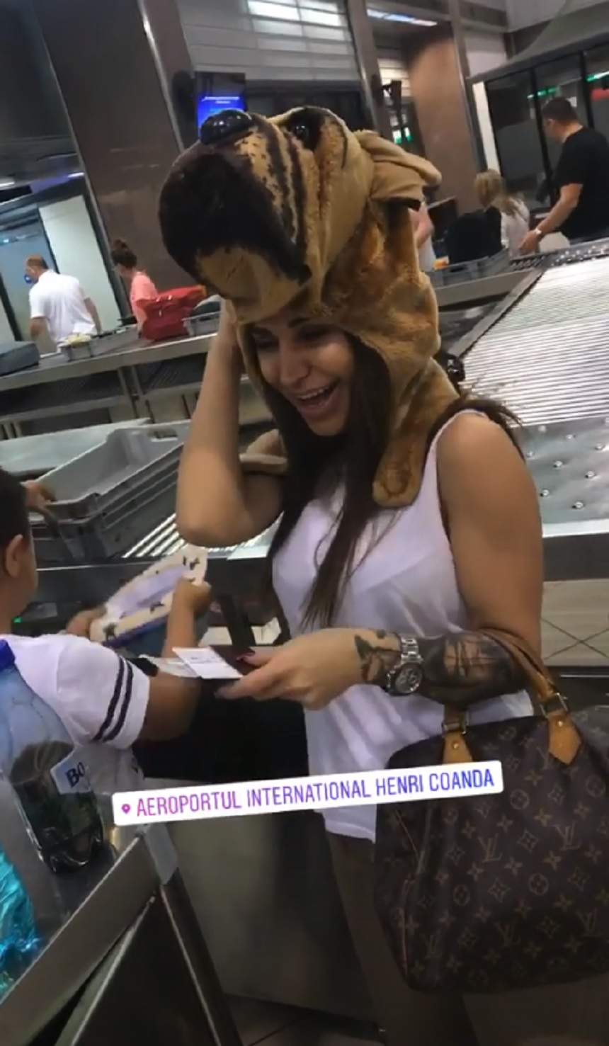 Denisa Despa, ipostază penibilă pe aeroport! A dat în mintea copiilor, dar toată lumea şi-a dat coate când a văzut-o aşa