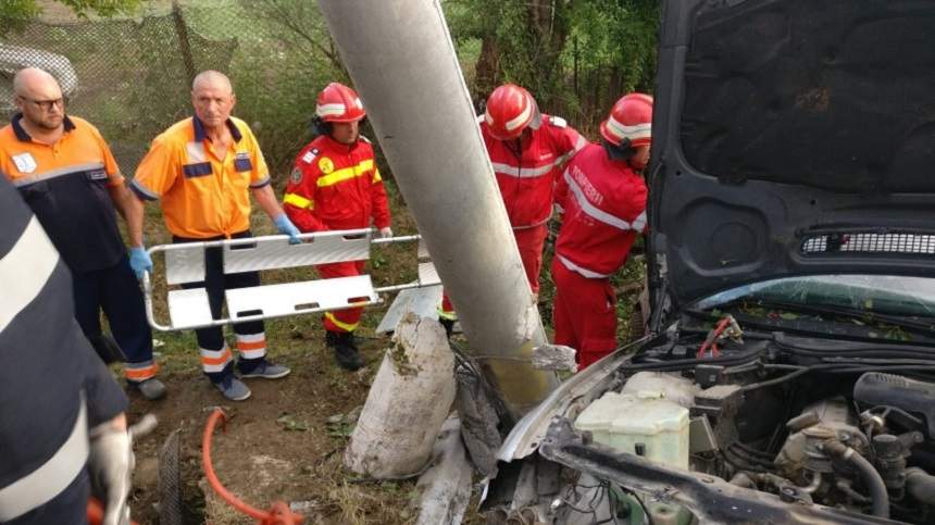 Un autoturism şi două autobuze, implicate într-un accident grav în Tulcea! Sunt cinci victime