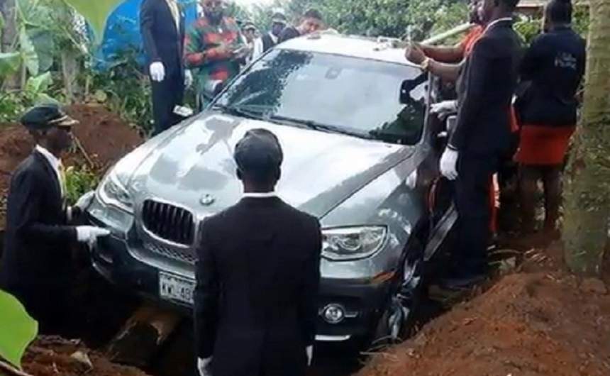 VIDEO / Imagini incredibile de la înmormântare! Şi-a îngropat tatăl într-o maşină de 74,000 de euro