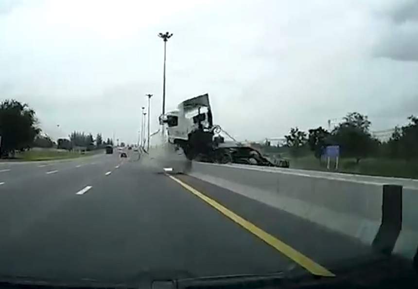 VIDEO / Imaginile groazei! Șoferul unui TIR, proiectat prin geam după ce a adormit la volan