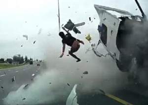 VIDEO / Imaginile groazei! Șoferul unui TIR, proiectat prin geam după ce a adormit la volan