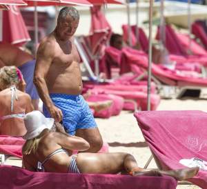 FOTO / Şi-a dat soţia cu cremă pe tot corpul, apoi s-a aşezat comod la plajă! Un fost fotbalist, surprins cu mâinile în zona intimă