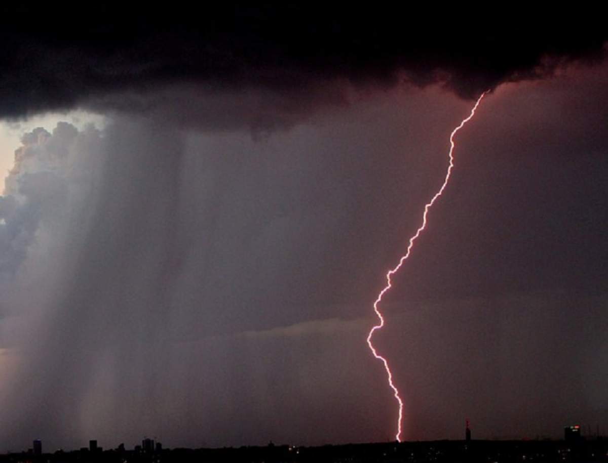 UPDATE: Noi atenţionări meteo! Sunt anunţate ploi, grindină şi descărcări electrice