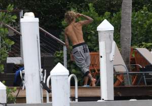 FOTO / Justin Bieber și o actriță celebră, scene incendiare pe balcon. Și-a ciufulit iubitul în văzul tuturor