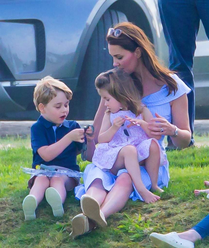 FOTO / Kate Middleton, o mamă obișnuită, în parc, alături de micuții ei. Soția prințului William a uitat de titlul de ducesă