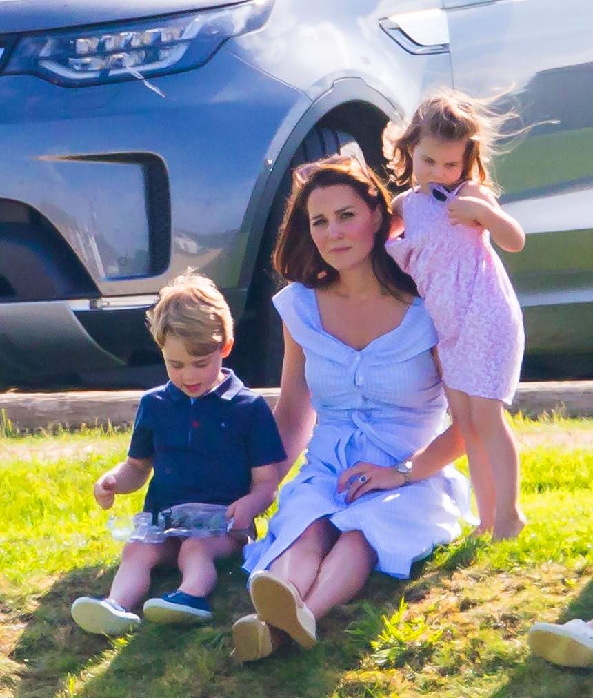 FOTO / Kate Middleton, o mamă obișnuită, în parc, alături de micuții ei. Soția prințului William a uitat de titlul de ducesă