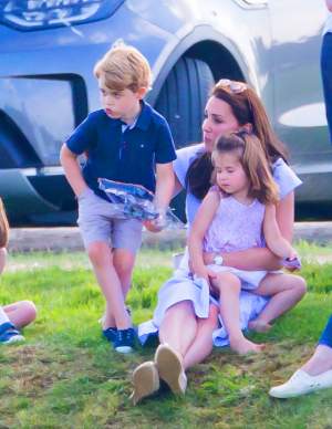 FOTO / Kate Middleton, o mamă obișnuită, în parc, alături de micuții ei. Soția prințului William a uitat de titlul de ducesă