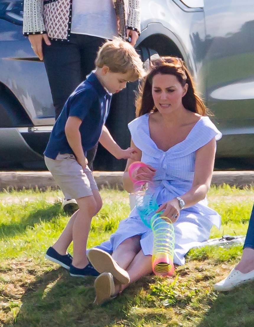 FOTO / Kate Middleton, o mamă obișnuită, în parc, alături de micuții ei. Soția prințului William a uitat de titlul de ducesă