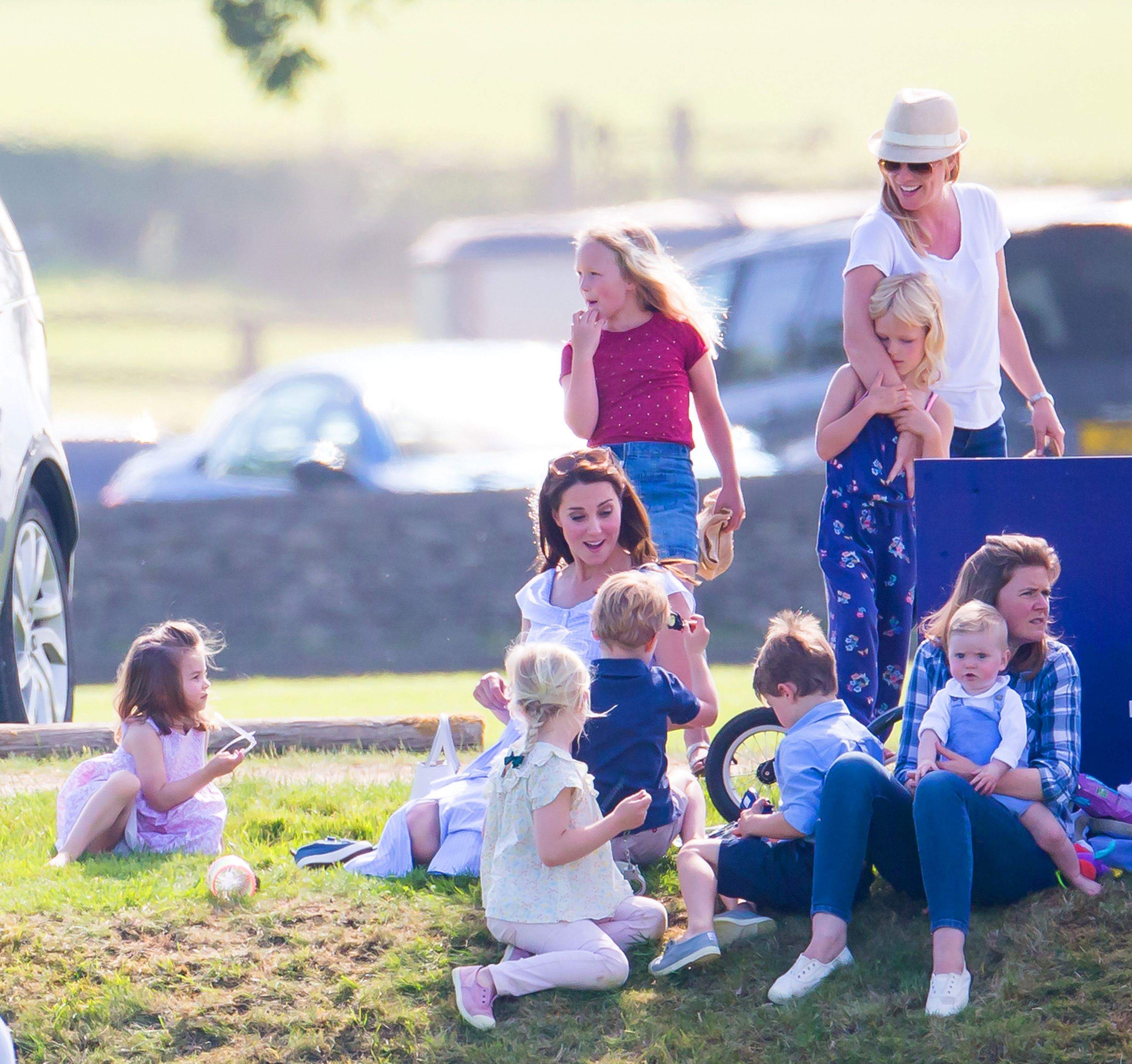 FOTO / Kate Middleton, o mamă obișnuită, în parc, alături de micuții ei. Soția prințului William a uitat de titlul de ducesă