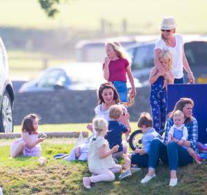 FOTO / Kate Middleton, o mamă obișnuită, în parc, alături de micuții ei. Soția prințului William a uitat de titlul de ducesă