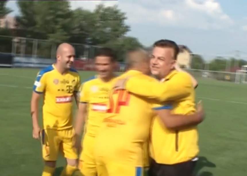 VIDEO / Adrian Enache şi-a sărbătorit ziua de naştere pe terenul de fotbal: "25 de ani fac"