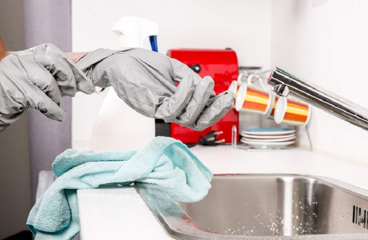 Curăţenia în casă îţi ocupă prea mult timp? Câteva metode te vor ajuta să faci „lună” rapid şi fără efort