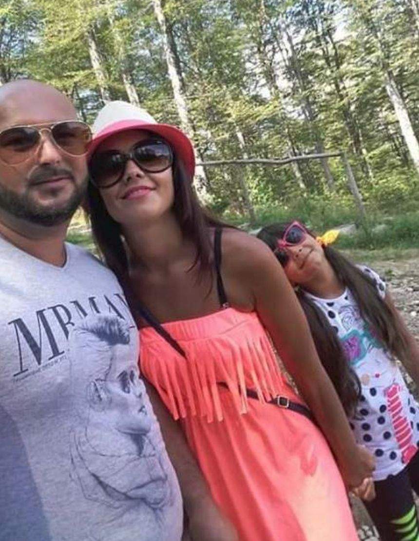 FOTO / Câtă durere! Ce-au făcut prietenii celor doi soţi intoxicaţi cu gaze în Gorj, imediat după aflarea tragediei