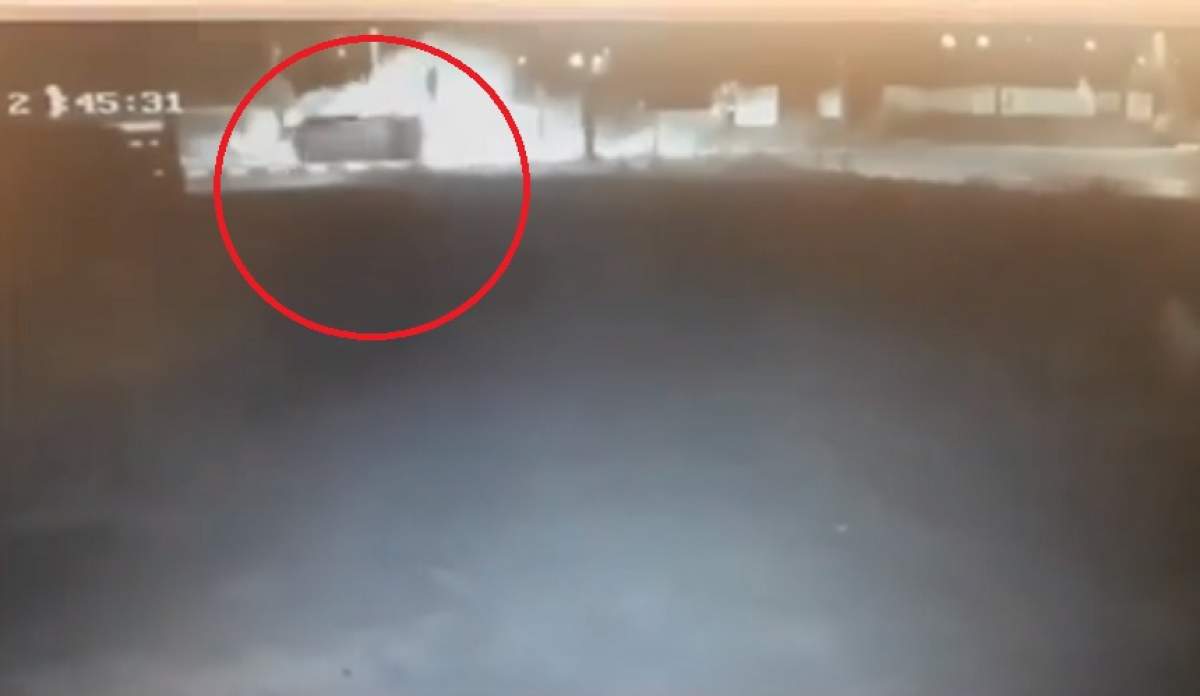 VIDEO / Accident cu 9 persoane în Neamț! Momentul când două mașini se ciocnesc în plin, surprins pe camerele de filmat
