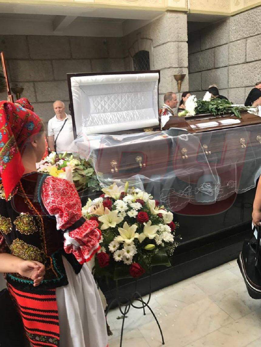 FOTO&VIDEO / Maria Butaciu, condusă azi pe ultimul drum. Primele imagini de la înmormântarea artistei