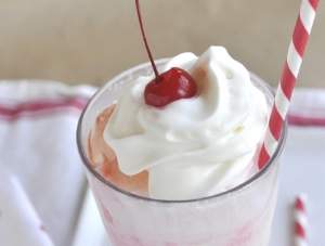 REȚETA ZILEI: Pahar cu înghețată și cireșe, gata în doar câteva minute
