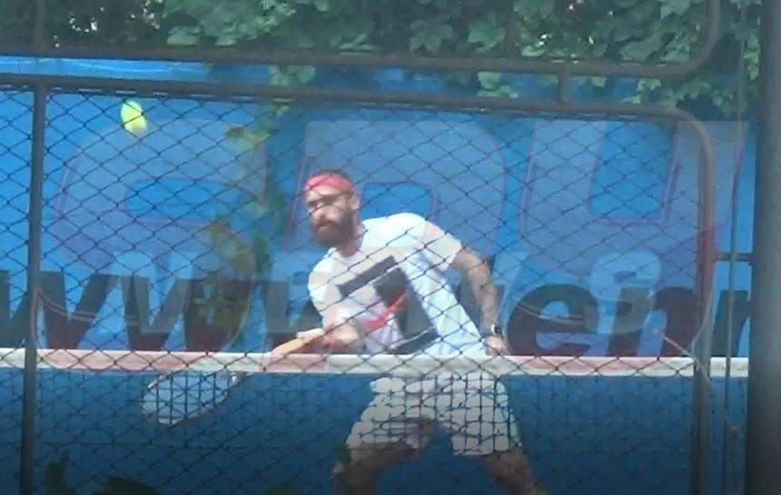 VIDEO PAPARAZZI / La fotbal este valoare, dar la tenis e şi mai tare! Un star de la Rapid face senzaţie în sportul în care Simona Halep e numărul 1