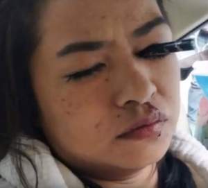 VIDEO / Imagini șocante! O femeie s-a înjunghiat cu creionul de ochi, în timp ce se machia în mașină
