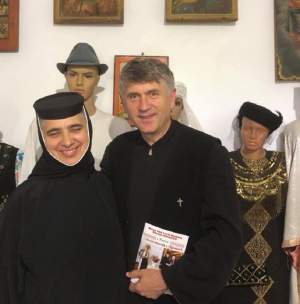 FOTO / Cristian Pomohaci, din nou în haine bisericeşti, lângă o maică: "O femeie aducătoare de veşti bune"