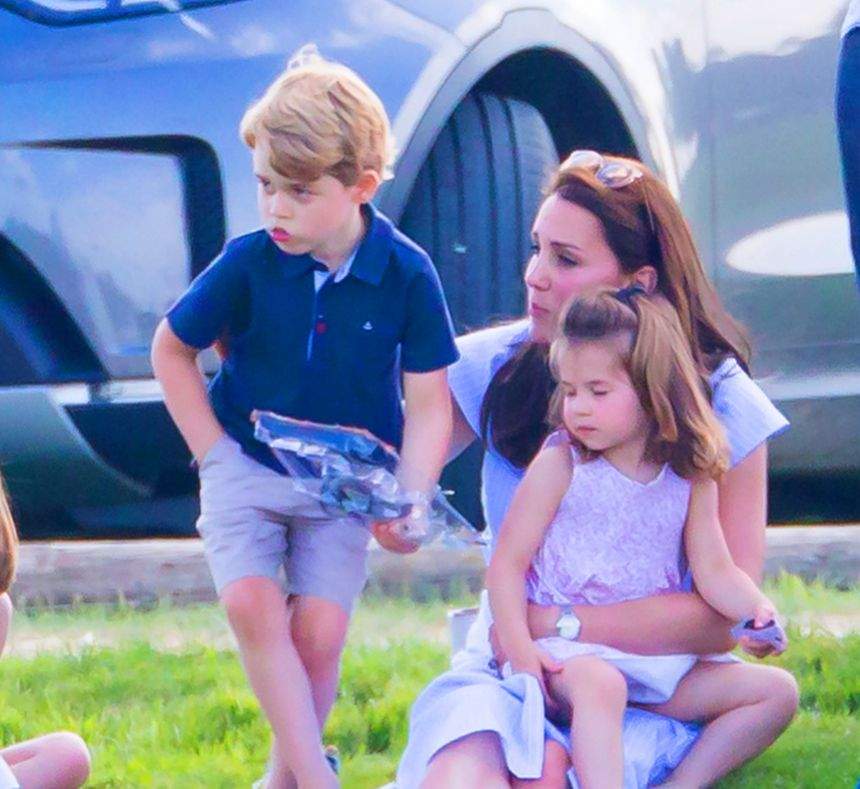 VIDEO / Momente critice pentru Kate Middleton. Soţia Prinţului William a încremenit când şi-a văzut fiul căzut la pământ
