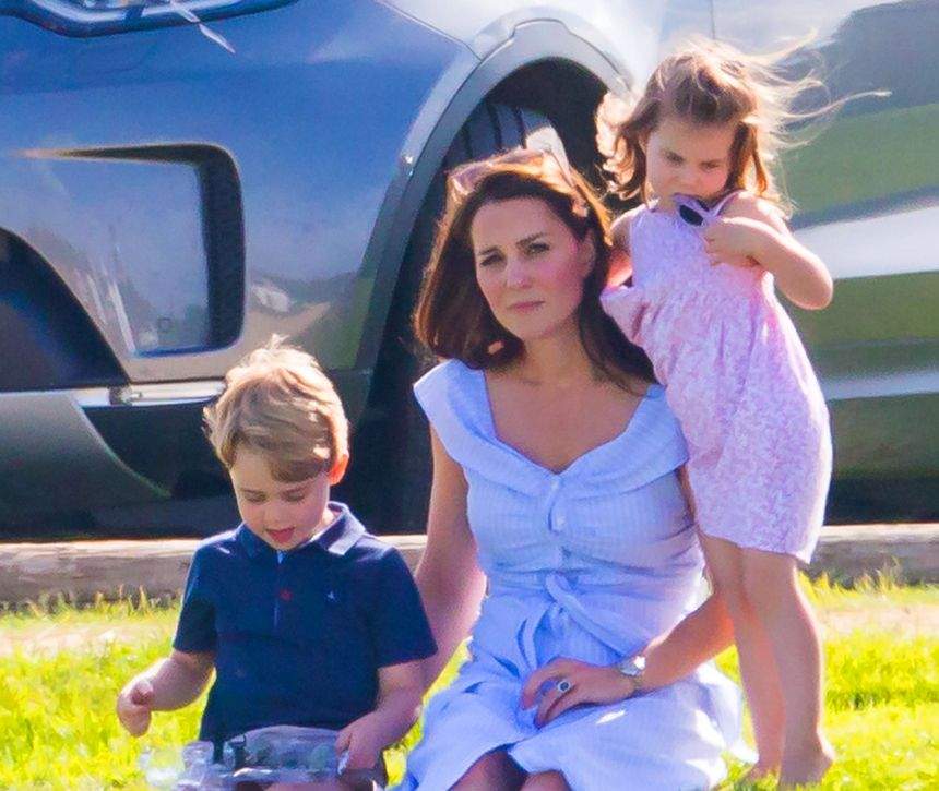 VIDEO / Momente critice pentru Kate Middleton. Soţia Prinţului William a încremenit când şi-a văzut fiul căzut la pământ