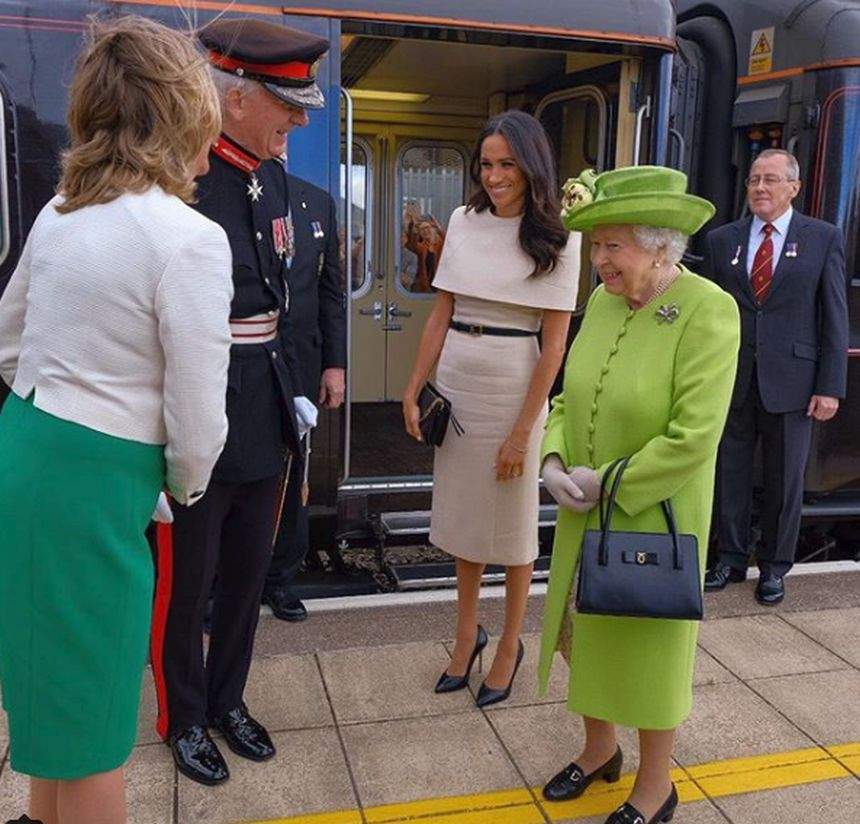 FOTO / Primele imagini cu Regina Elisabeta a II-a şi Meghan Markle, din călătoria cu trenul. Cu ce detaliu a surprins soţia Prinţului Harry
