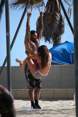 FOTO / Soţia celebrului actor  Lorenzo Lamas, în tandreţuri cu un alt bărbat! Cum a fost surprinsă la plajă